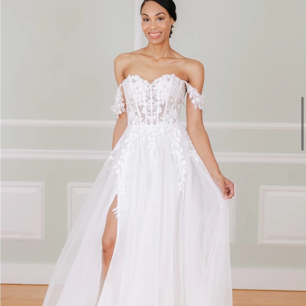 Chic White Floral Lace Wedding Dress